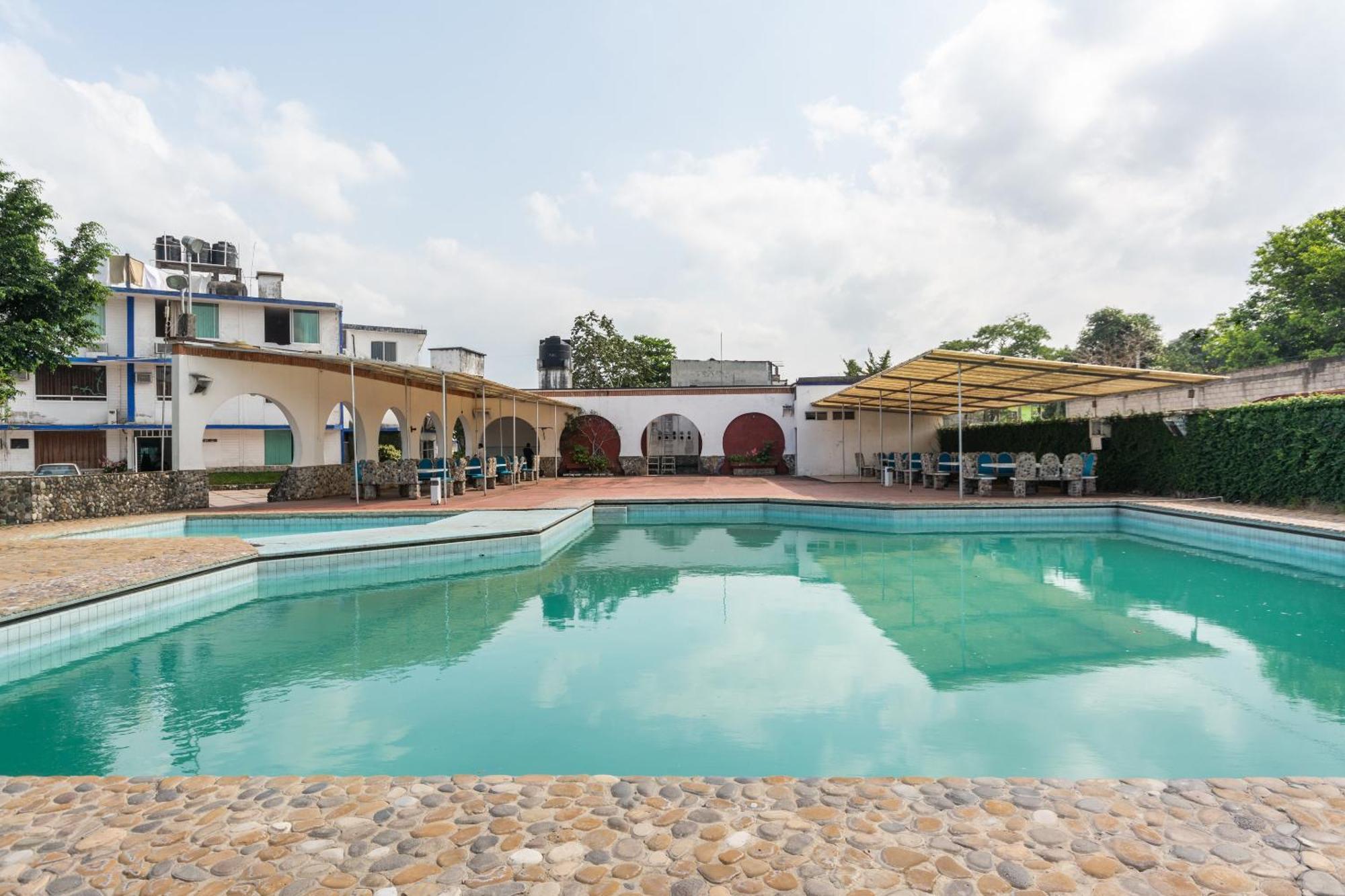 Oyo Hotel Casa Blanca Martinez de la Torre Exterior photo